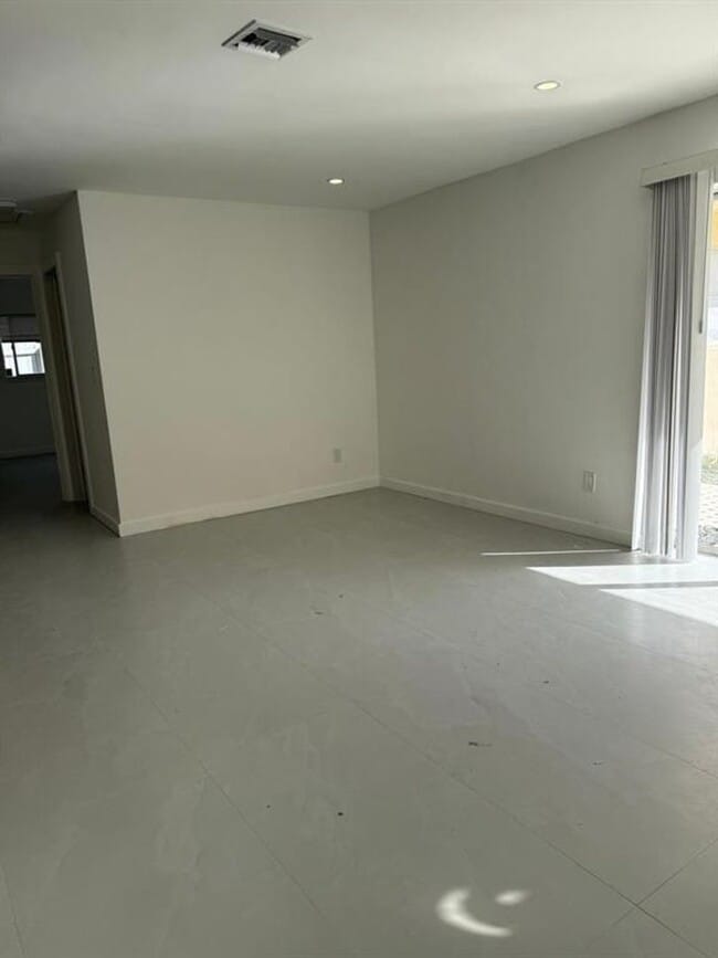 Building Photo - 1054-1058 SW 2nd Street 1056, Hallandale Beach, FL 33009