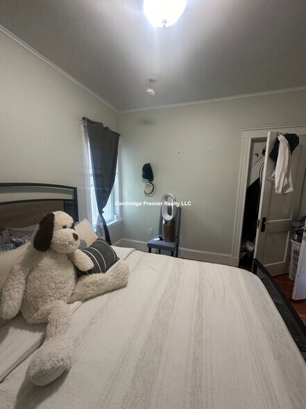 Building Photo - 399 School St