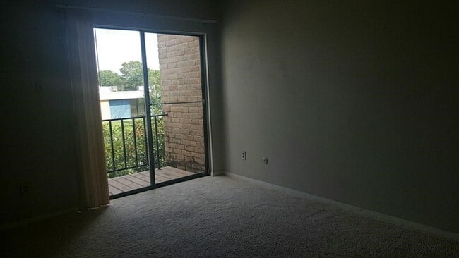 Building Photo - 10104 Waterstone Dr