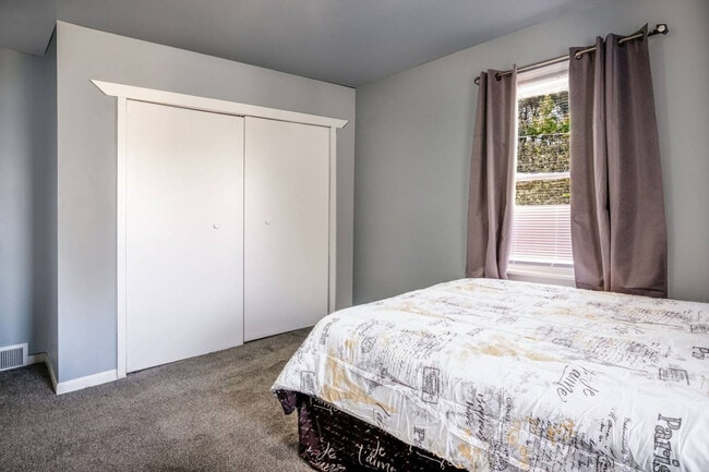 Building Photo - 176 Grand Ave