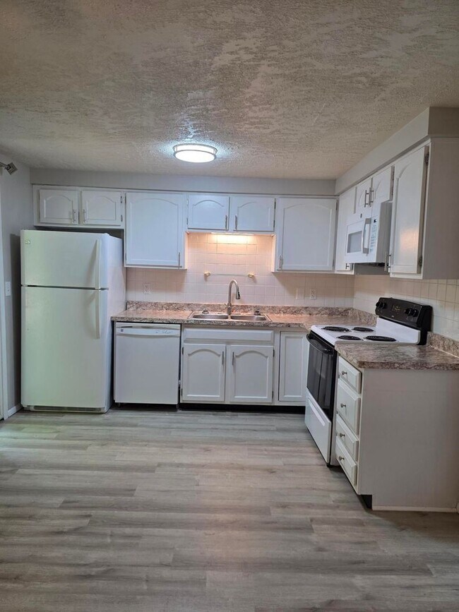 Building Photo - 500 A