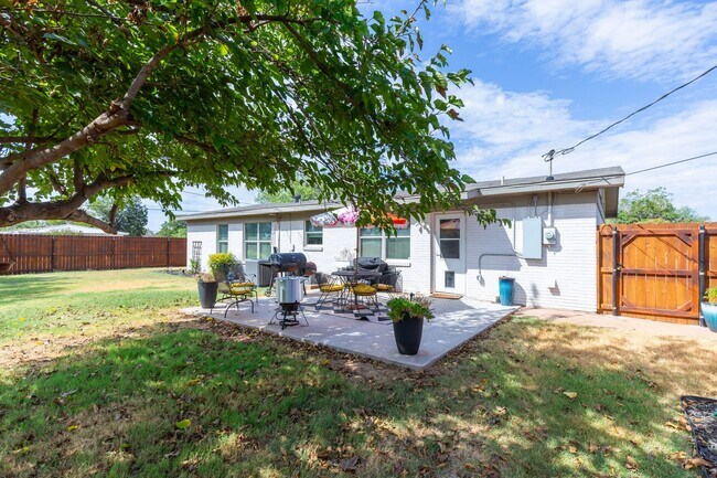 Building Photo - 633 S La Salle Dr