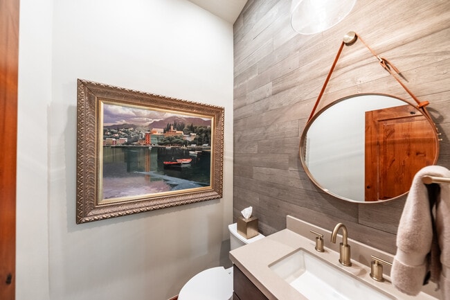 Building Photo - 198 Country Club Dr