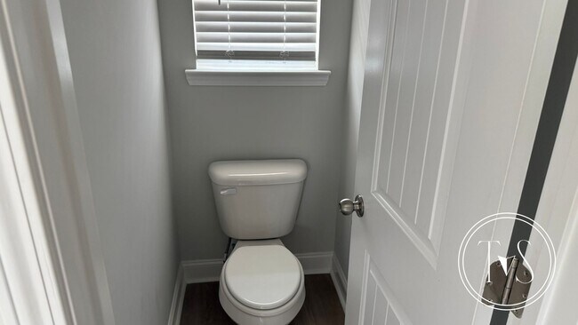 Building Photo - WINTER MOVE-IN SPECIAL: $500 OFF 1ST MONTH'S RENT!**