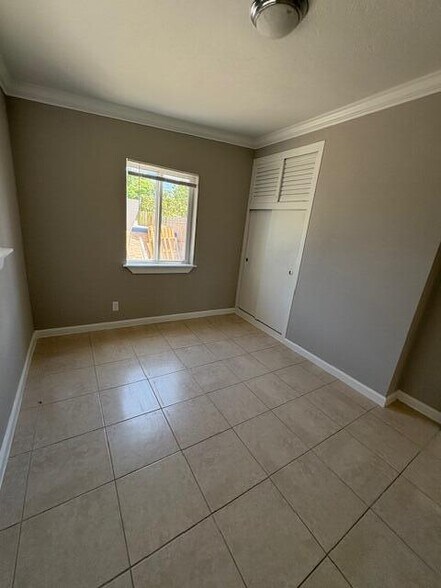 Building Photo - 5580 Honeysuckle Dr