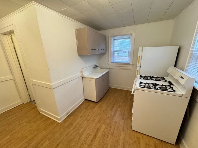 Building Photo - 1116 12th Ave