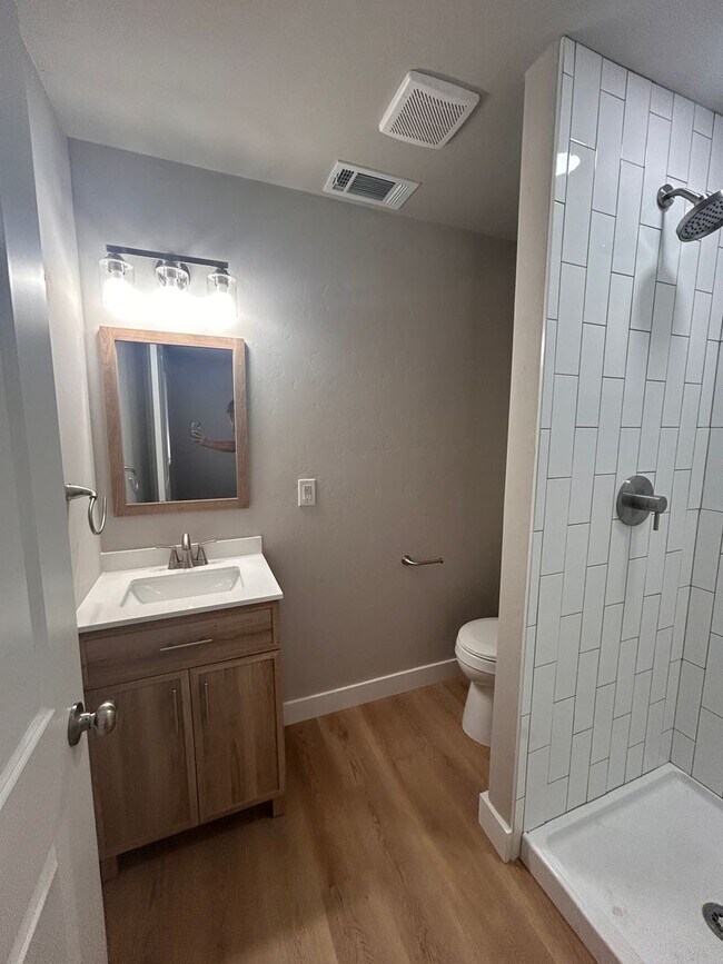 Building Photo - Spacious and remodeled country home close to town.