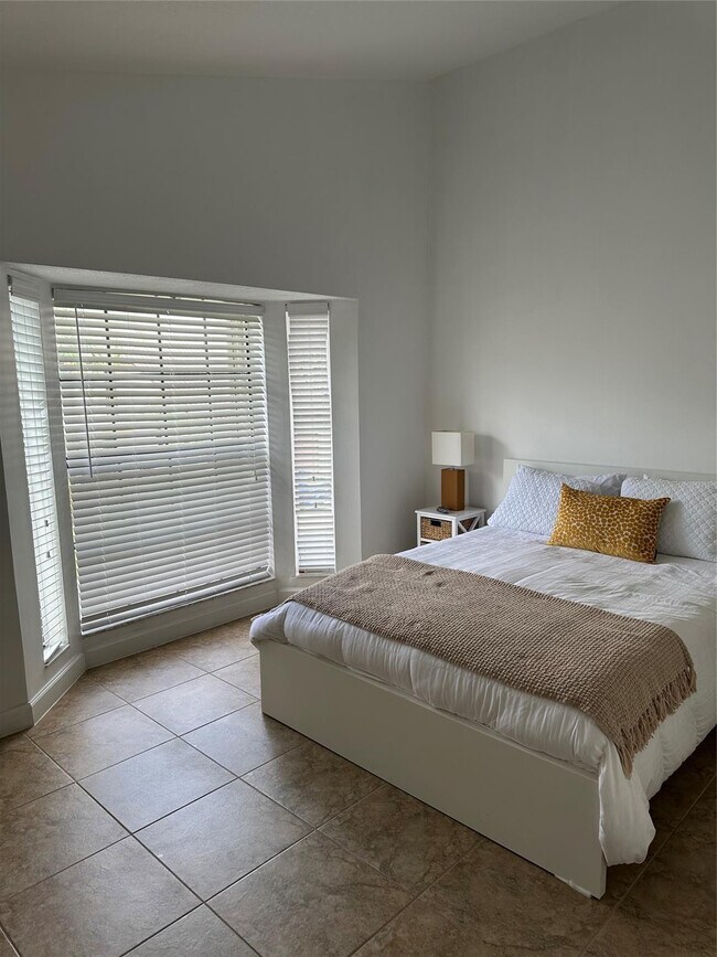 Building Photo - 3024 Lucerne Park Dr