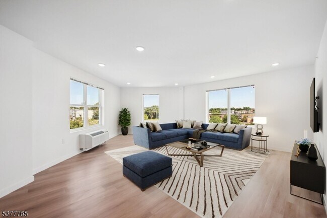 Primary Photo - 369 18th Ave