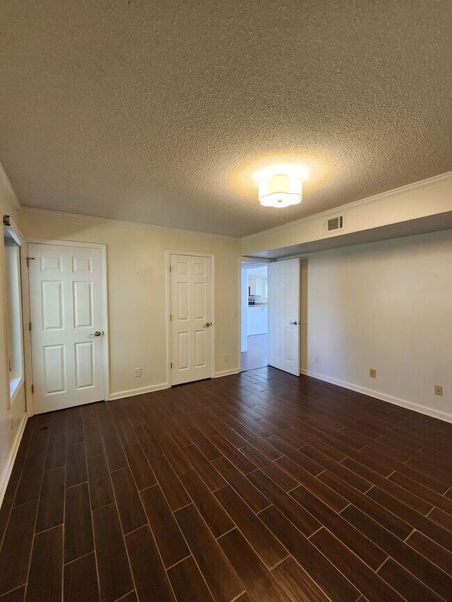 Building Photo - Asheville Racquet Club Rental!