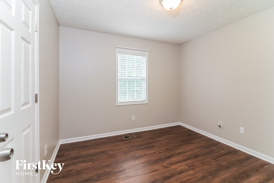 Building Photo - 358 Farm Brook Ln