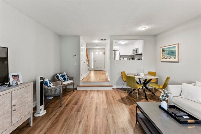 Building Photo - 18 Westcliff Dr