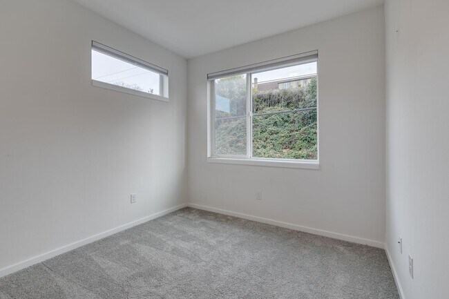 Building Photo - Queen Anne West Townhome with A/C Availabl...