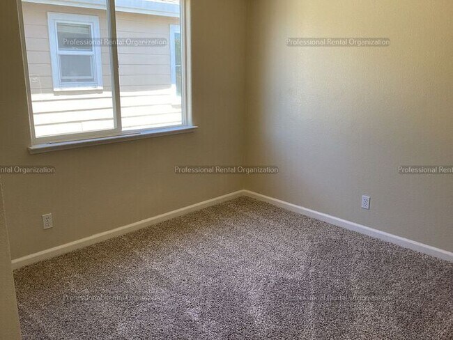 Building Photo - Large family home in desirable area