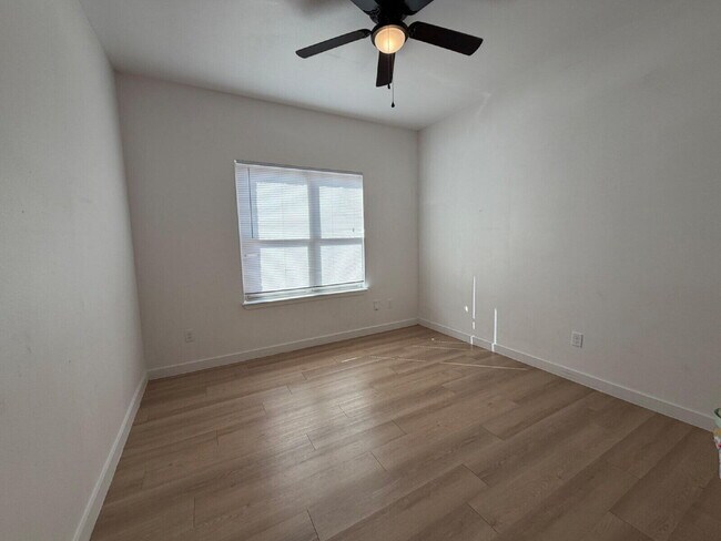 Building Photo - 5704 Kemper St
