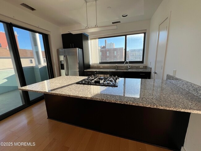 Building Photo - 510 Monroe Ave