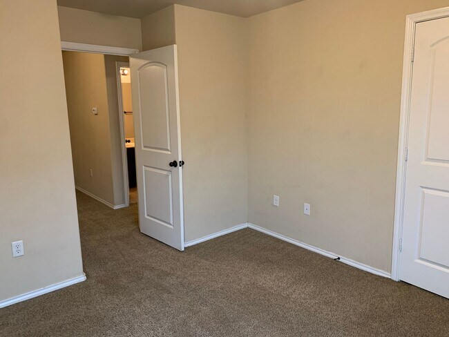 Building Photo - 2 Story Duplex / Interior Washer & Dryer C...