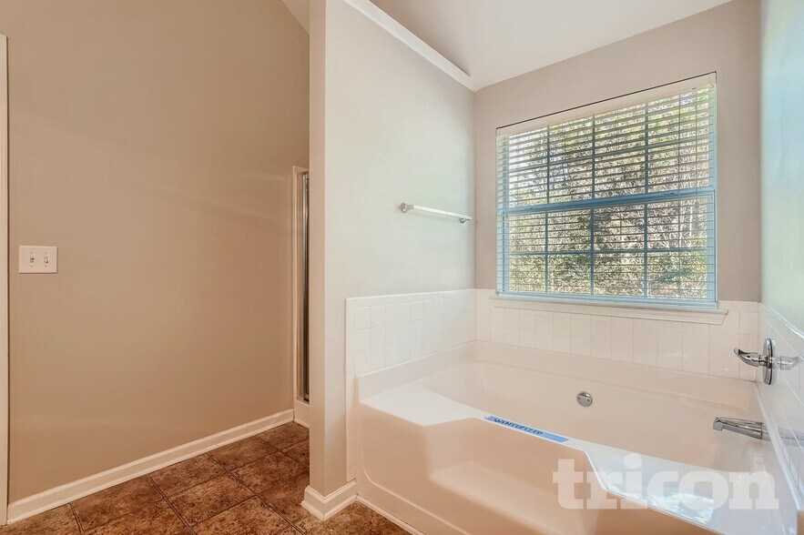 Building Photo - 5190 Hopewell Manor Dr