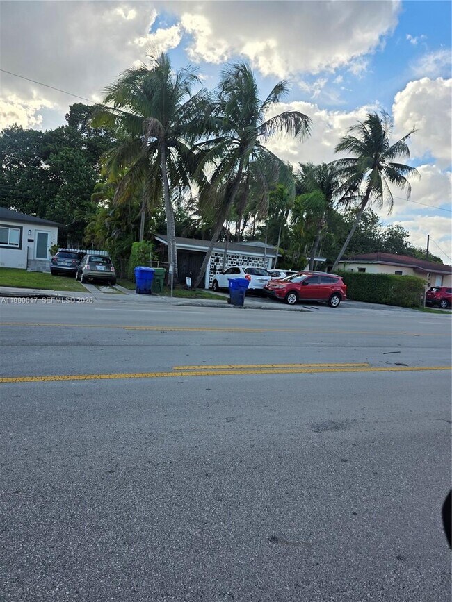 Building Photo - 2832 SW 37th Ave