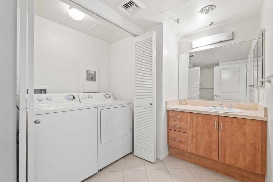 Building Photo - 267 S San Pedro St