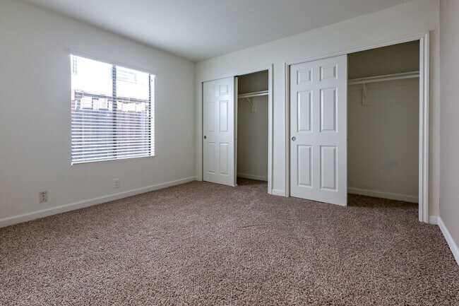 Building Photo - 2 bedroom home with wonderful location A MILE FROM THE BEACH