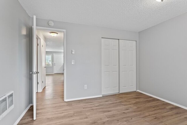 Building Photo - 2 bedroom 1 bath in Clackamas!!