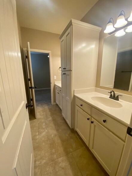 Building Photo - 1047 N Leverett Ave