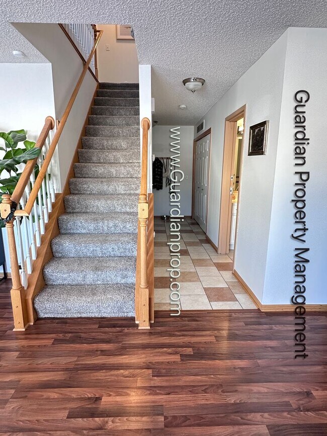 Building Photo - Lakeville End Unit Town Home, 2 Car Garage, Loft, W/D, Walkout Patio