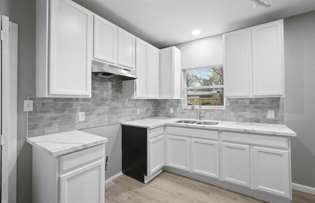 Building Photo - 1301 Roosevelt St