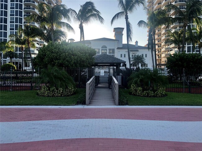 Building Photo - 4779 Collins Ave