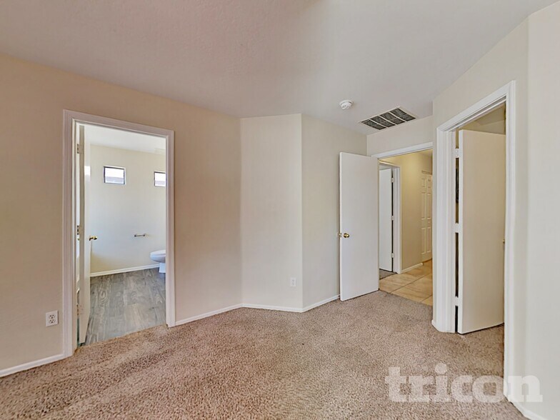 Building Photo - 6014 S 16th Ln
