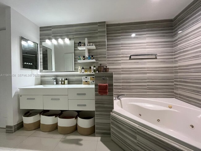 Building Photo - 7910 Harbor Island Dr