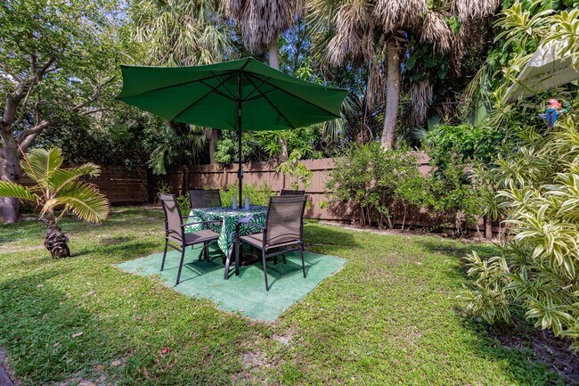 Building Photo - 808 N Palmway