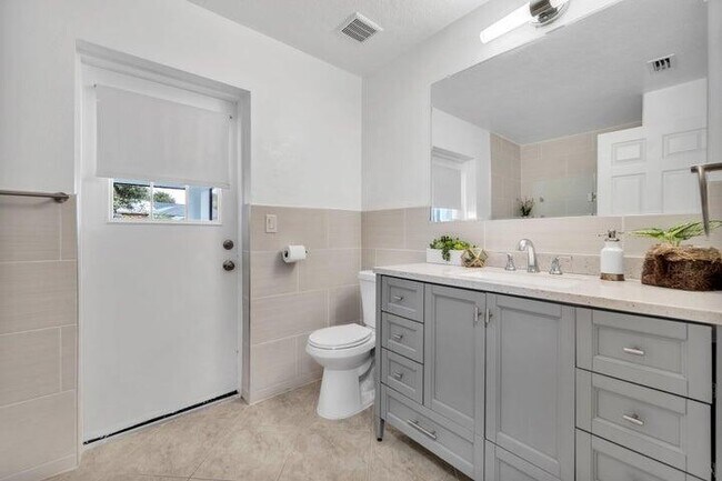 Building Photo - 1355 SW Porter Rd