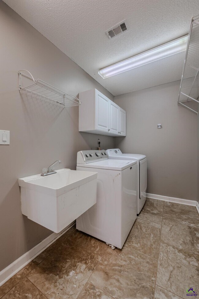 Building Photo - 611 Bay Laurel Cir