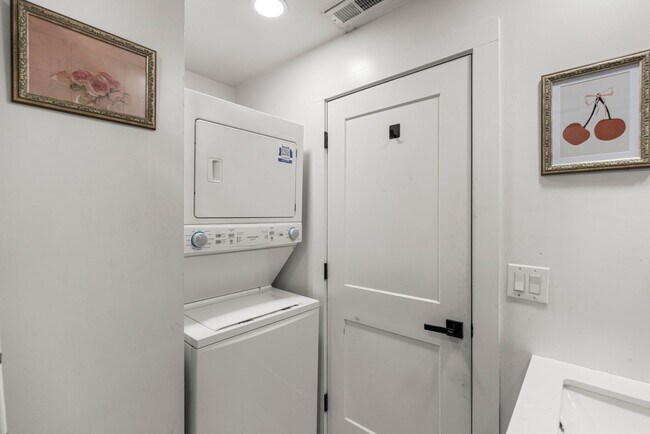 Building Photo - Single Family Home, 2 bed/1 bath $1,350 One-Story