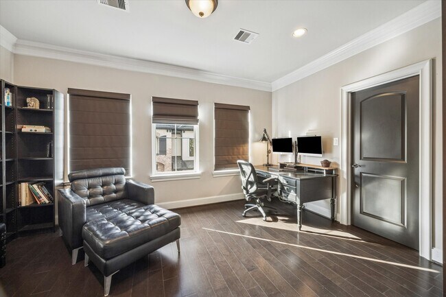 Building Photo - 618 Pink Azalea Trail