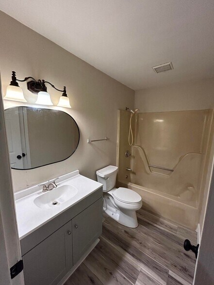 Building Photo - 572 Highland Dr SW