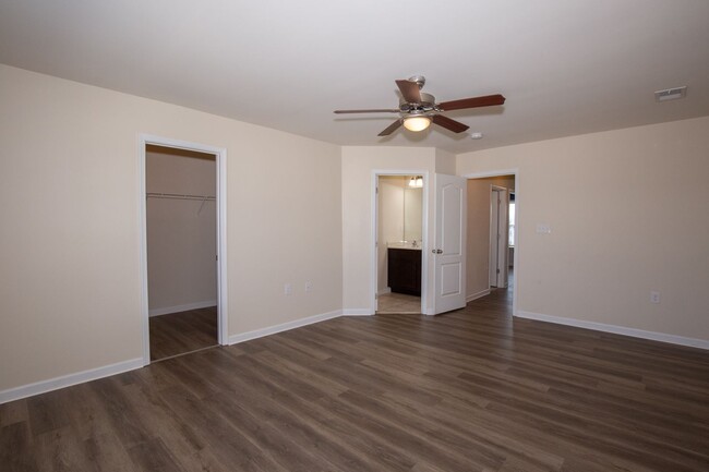 Building Photo - 3 bed, 2full/2 half bath Townhome in Marti...