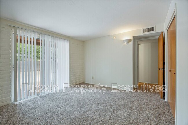 Building Photo - 3534 N Palmer Dr