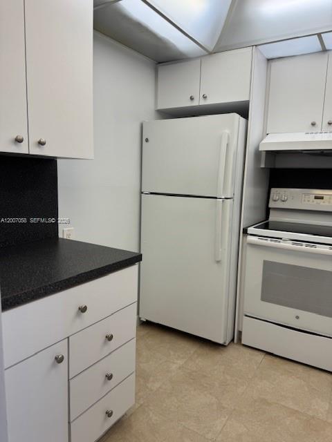 Building Photo - 2425 NE 135th St