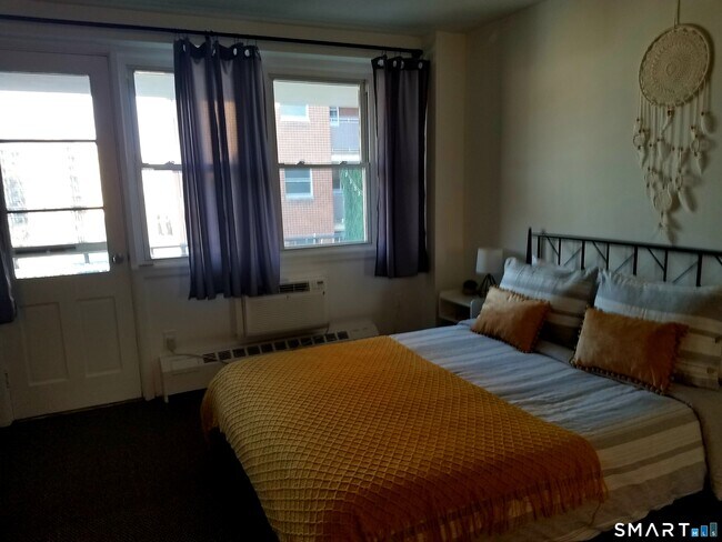 Building Photo - 444 Bedford St