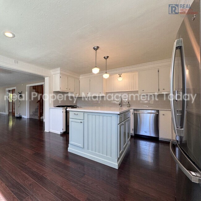 Building Photo - Charming 5 Bedroom + Huge yard!