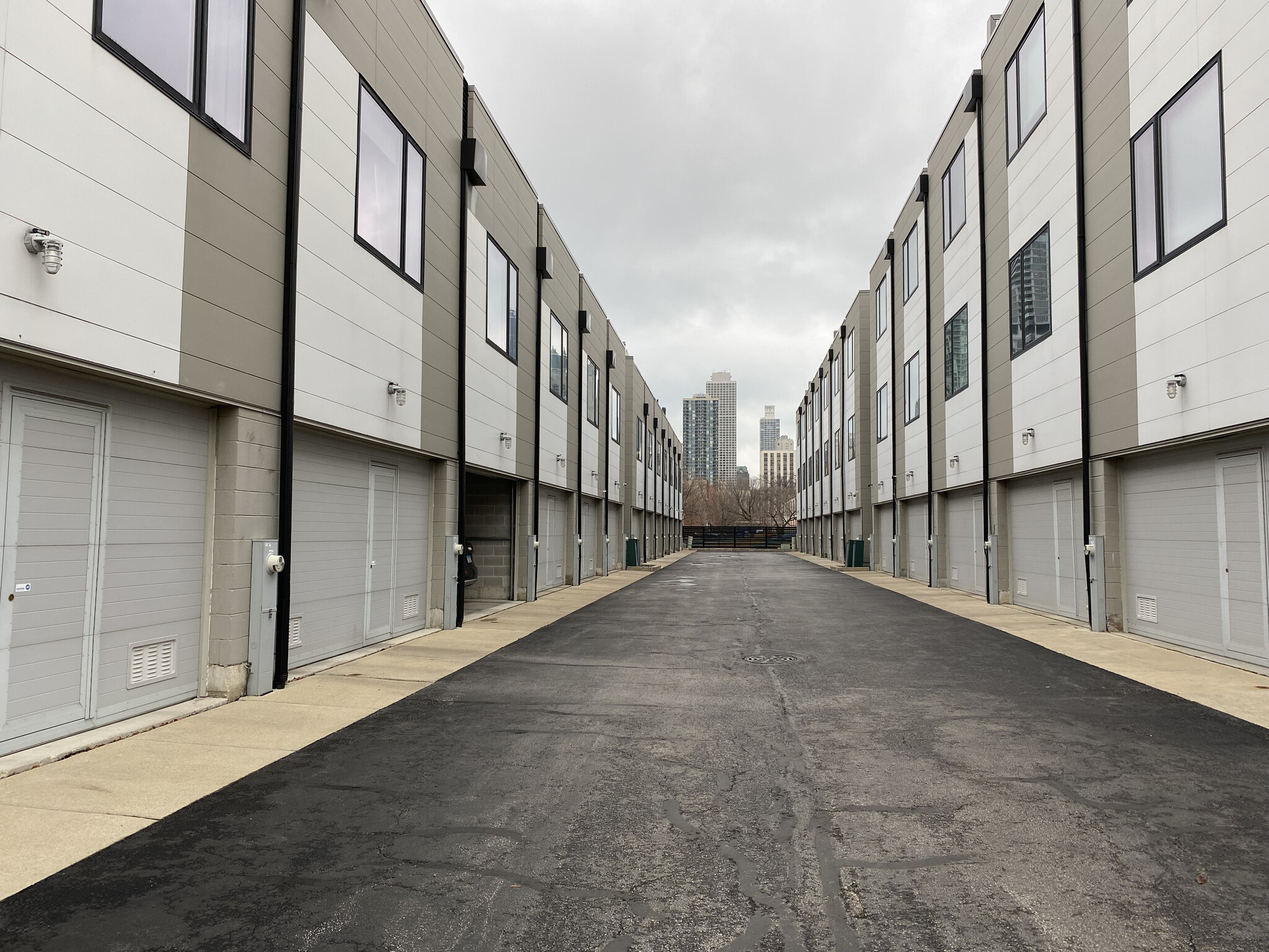 Private Driveway to Garage - 435 W Hobbie St