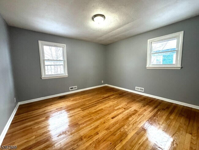 Building Photo - 9 Westervelt Pl