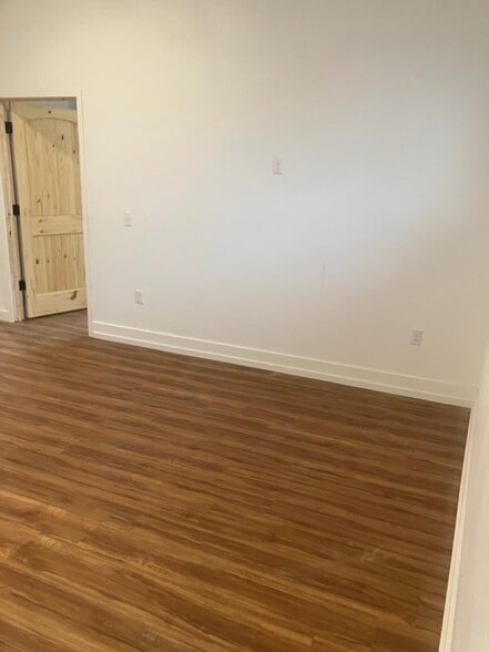 Building Photo - 2520 Hillview Pl