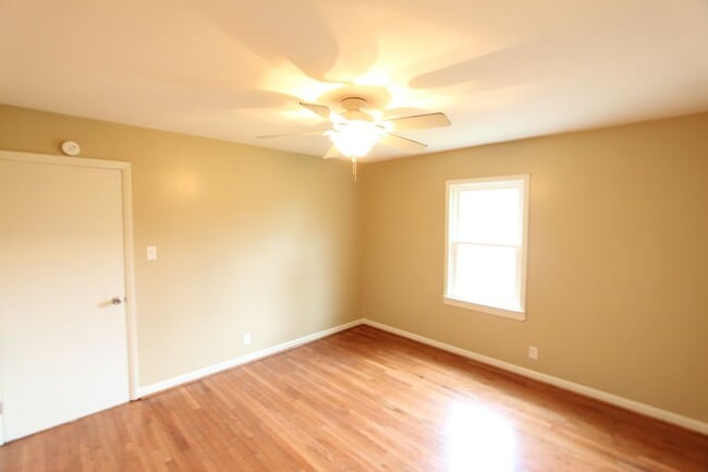 Building Photo - New On The Market! Cute! Cute! Cute! Better Hurry To See This One!!
