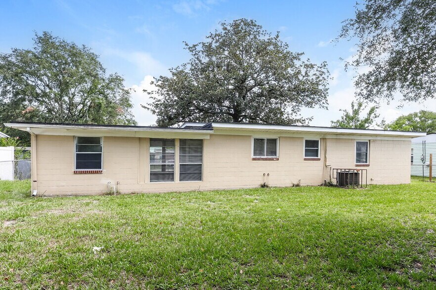 Building Photo - 5220 Seaspray Ave