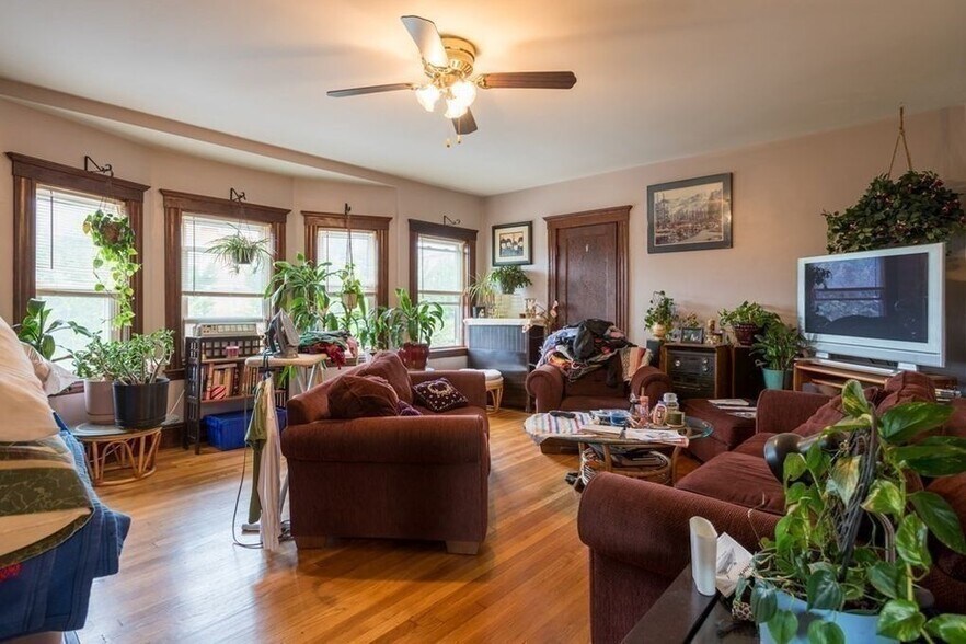 Primary Photo - 39 Thurston St