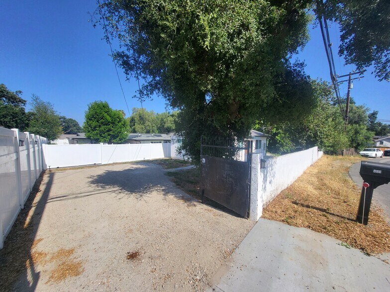 Building Photo - 409 N Rancho Rd